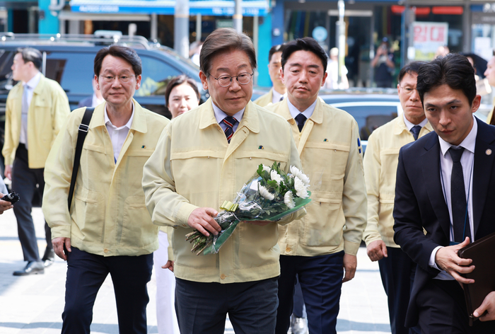 이재명 대통령, 이태원참사 현장 헌화 (서울=연합뉴스) 홍해인 기자 = 이재명 대통령이 12일 서울 용산구 이태원 참사 현장 '10·29 기억과 안전의 길'에서 헌화를 위해 이동하고 있다. 2025.6.12 hihong@yna.co.kr (끝)